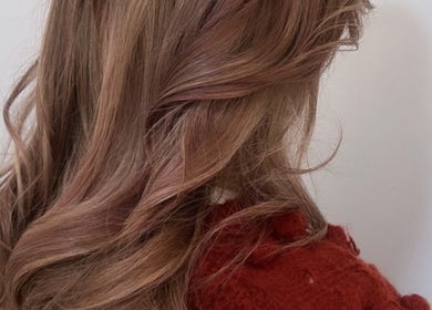 Κομψά καστανά κυματιστά μαλλιά στο Purple Wave HairSalon, Aradippou, Larnaca, CY.