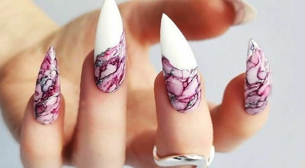 Plus84 Nails