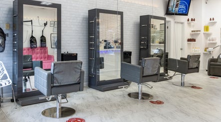 NIKKI MAAR SALON