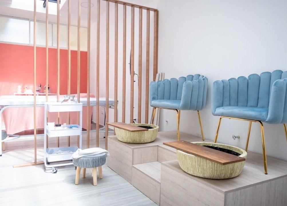 Zona de pedicura en Uio Color Peluqueria, Sheridan, Wyoming, US. Sillas azules y tinas elegantes.