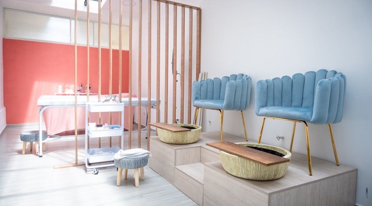 Zona de pedicura en Uio Color Peluqueria, Sheridan, Wyoming, US. Sillas azules y tinas elegantes.