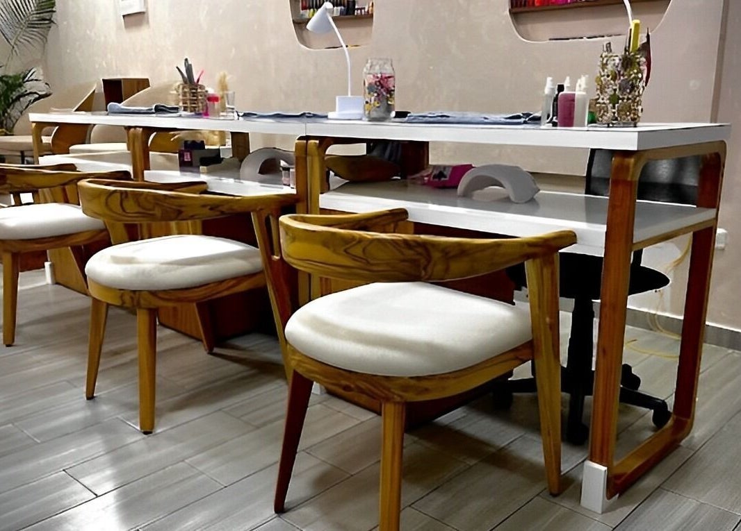 Espacio de manicura en Uio Color Peluquería, Sheridan, Wyoming, US. Moderno y acogedor con sillas elegantes.