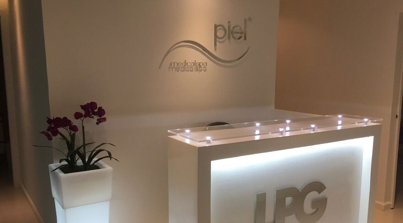 Recepción moderna de Piel Medical Spa S.A. con orquídea en Ciudad de Panamá, Panamá, PA.