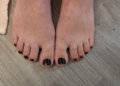 Close-up of freshly polished black toenails at JC Relaxation and Beauty (Above TFC Gym), Sheffield, England, GB.