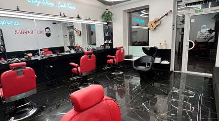 Luxurious barber chairs in Desi (Aleksandra Caka), Rīga, LV, offering sleek grooming services.