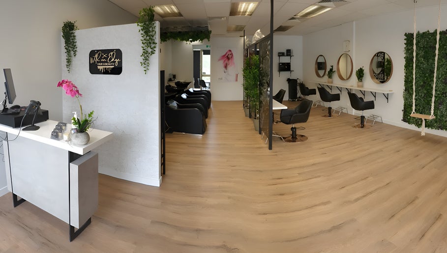 With an Edge Hair, Beauty and Head Spa Ormeau billede 1