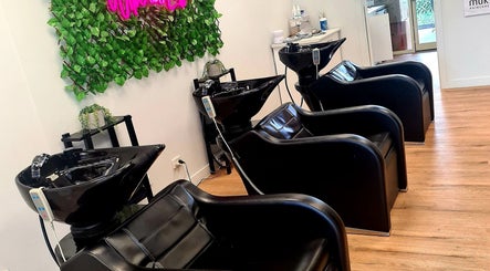 With an Edge Hair, Beauty and Head Spa Ormeau billede 3