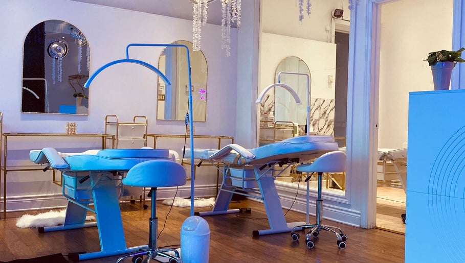 Salon de beauté moderne à Belair Regard, Montréal, Québec, CA avec chaises esthétiques et décoration élégante.