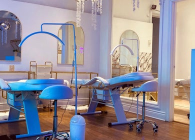 Salon de beauté moderne à Belair Regard, Montréal, Québec, CA avec chaises esthétiques et décoration élégante.
