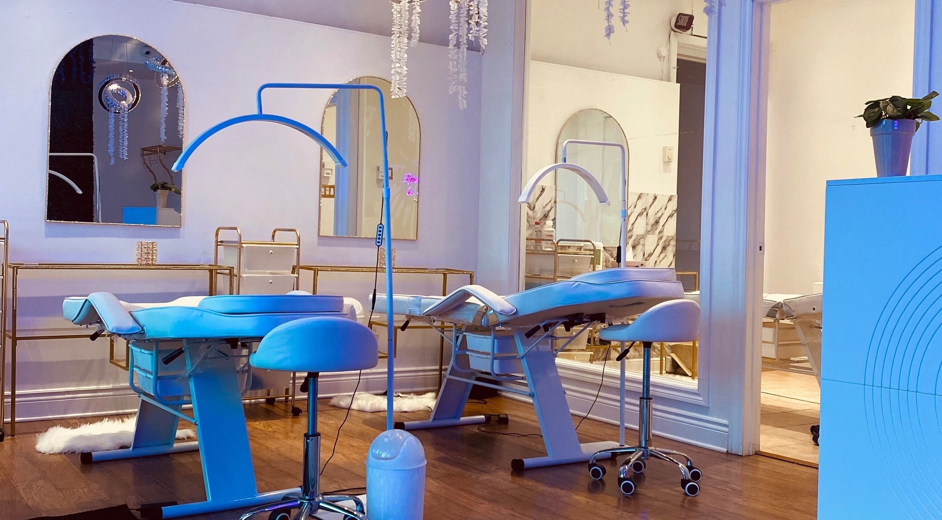 Salon de beauté moderne à Belair Regard, Montréal, Québec, CA avec chaises esthétiques et décoration élégante.