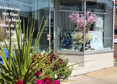 Entrée de Belair Regard à Montréal, Québec, CA, décorée de plantes et fleurs.