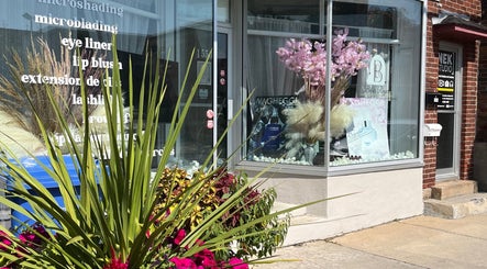 Entrée de Belair Regard à Montréal, Québec, CA, décorée de plantes et fleurs.