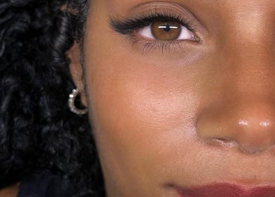 Zoom sur des cils longs et soyeux à Belair Regard, Montréal, Québec, CA, révélant un soin des yeux expert.