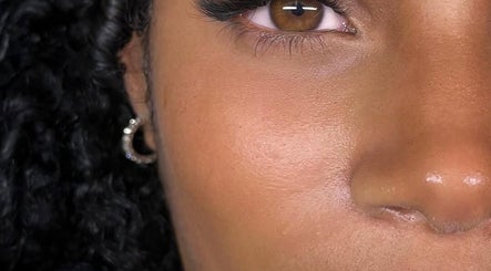 Zoom sur des cils longs et soyeux à Belair Regard, Montréal, Québec, CA, révélant un soin des yeux expert.