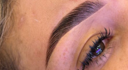 Hình ảnh 3 của Lashes And Brows