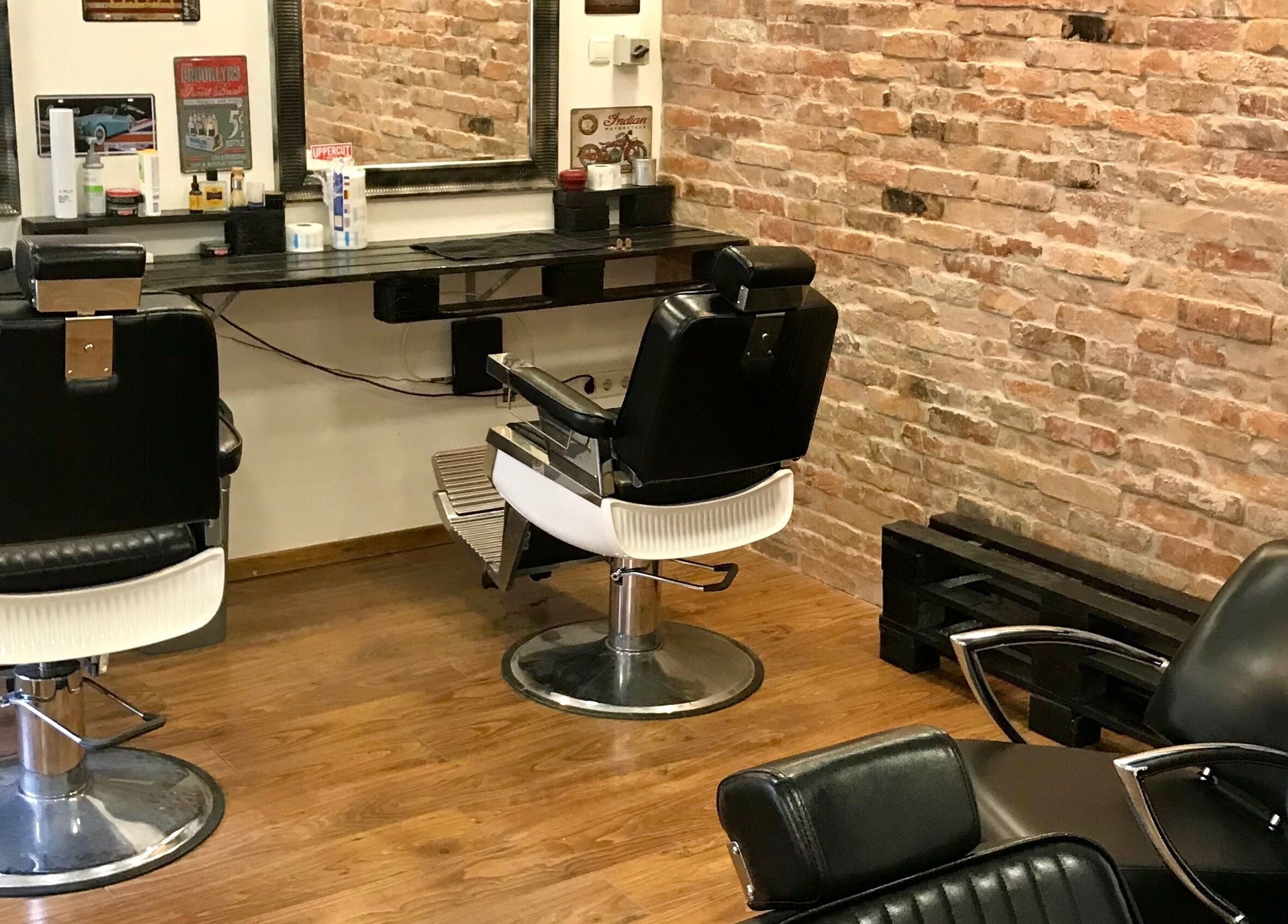 Klasszikus borbély székek a Barbershop Allstars-ban, Budapest, Magyar, HU téglafalakkal és modern stílussal.