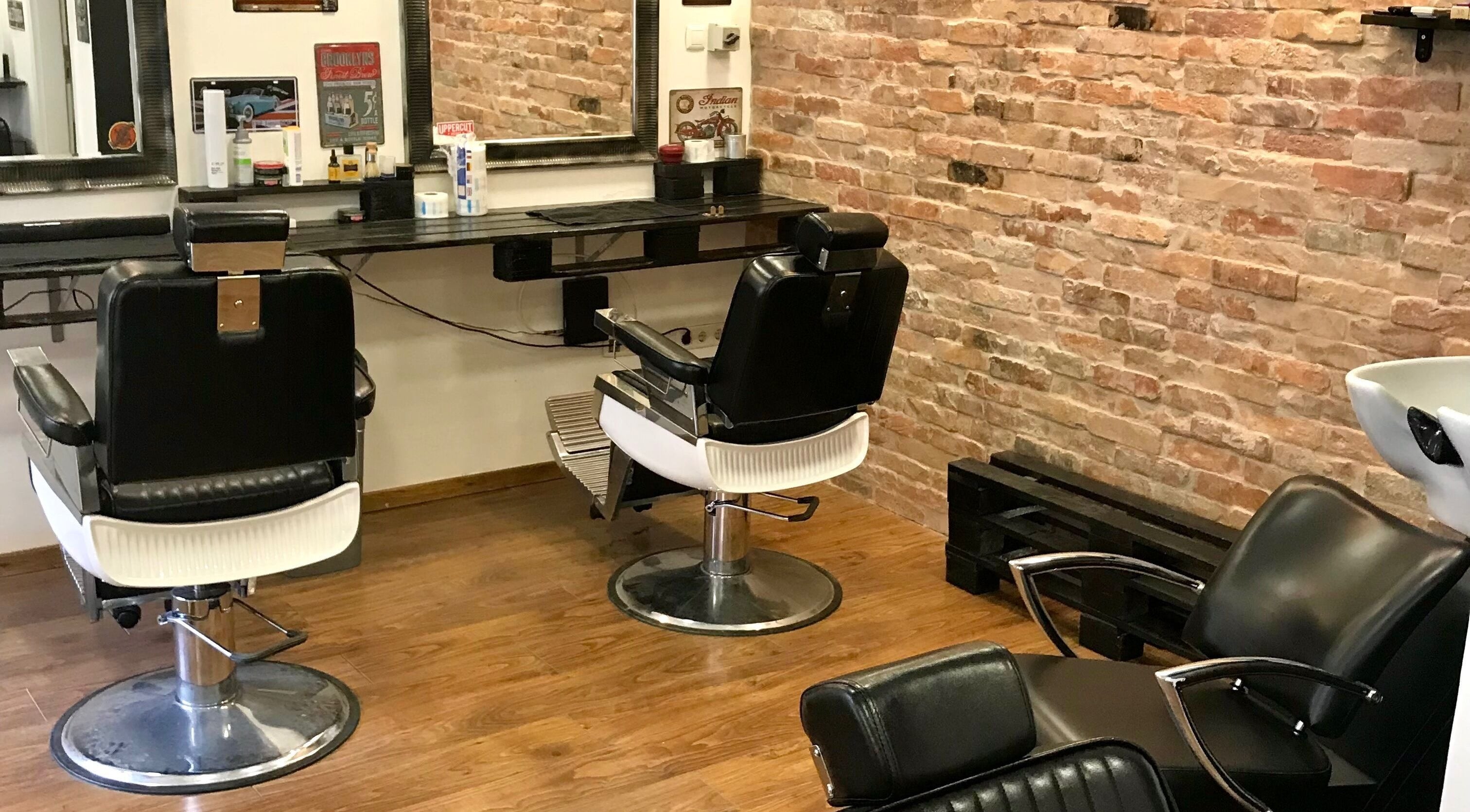 Klasszikus borbély székek a Barbershop Allstars-ban, Budapest, Magyar, HU téglafalakkal és modern stílussal.