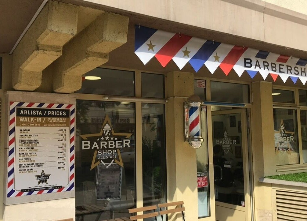A Barbershop Allstars bejárata Budapesten, Magyarországon, modern barber póllal.