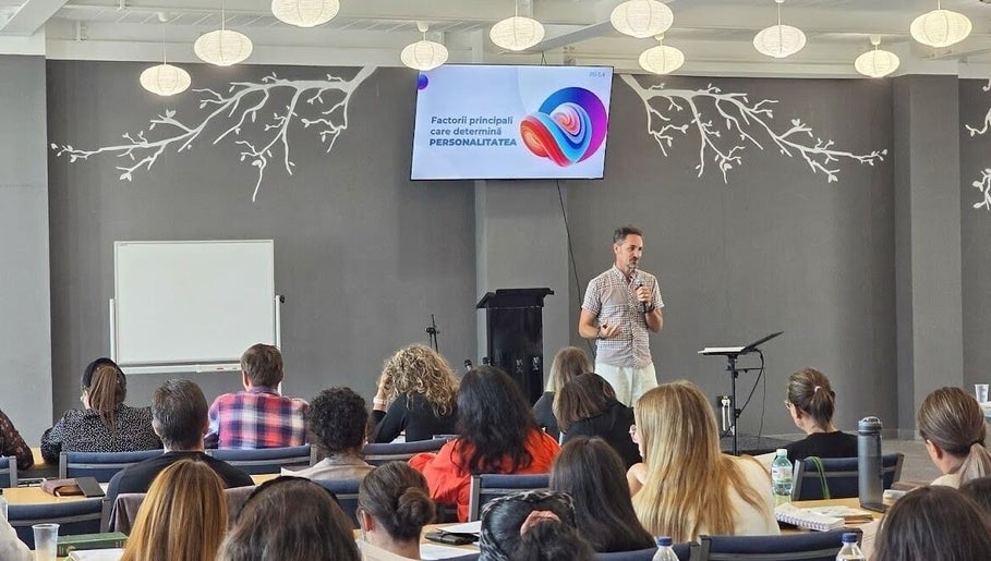 Prezentare la Căsnicie Fără Regrete, Bacau, Județul Bacău, RO într-o sală decorată modern.