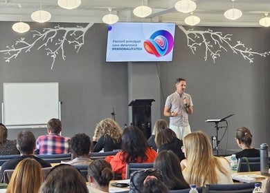 Prezentare la Căsnicie Fără Regrete, Bacau, Județul Bacău, RO într-o sală decorată modern.