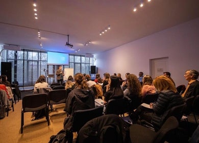 Seminar la Căsnicie Fără Regrete, Bacau, Județul Bacău, RO, cu participanți ascultând un vorbitor într-o sală modernă.