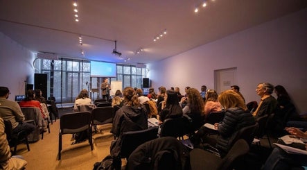 Seminar la Căsnicie Fără Regrete, Bacau, Județul Bacău, RO, cu participanți ascultând un vorbitor într-o sală modernă.