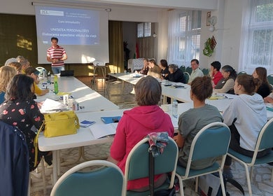 Participanți la workshop la Căsnicie Fără Regrete, Bacau, Județul Bacău, RO, discutând în jurul unei mese.