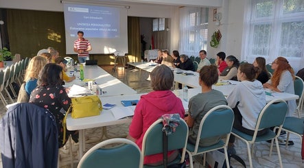 Participanți la workshop la Căsnicie Fără Regrete, Bacau, Județul Bacău, RO, discutând în jurul unei mese.