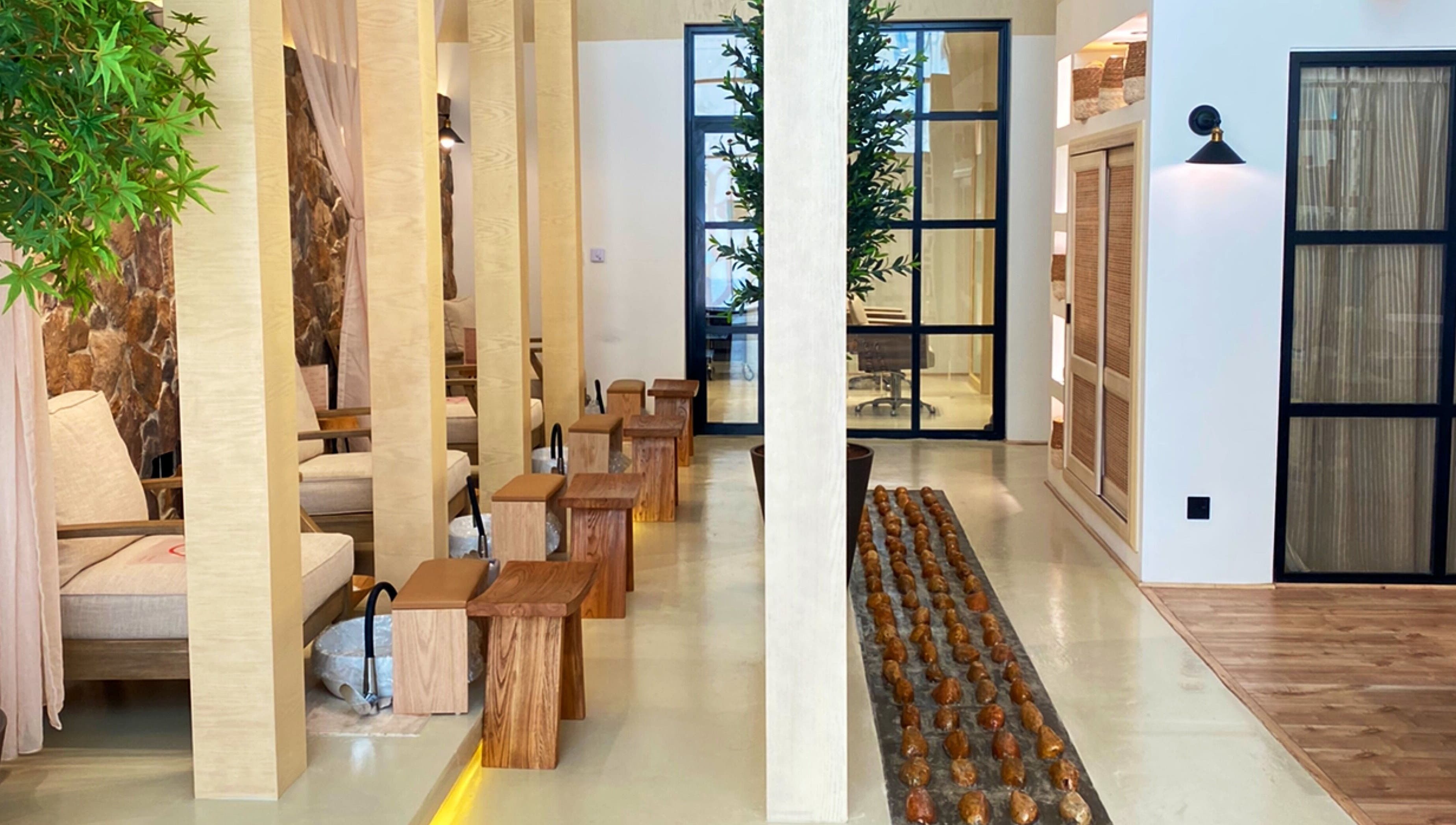 تصميم داخلي فاخر في صاليس سبا، الدمام، المنطقة الشرقية، يضفي أجواء هادئة ومريحة.