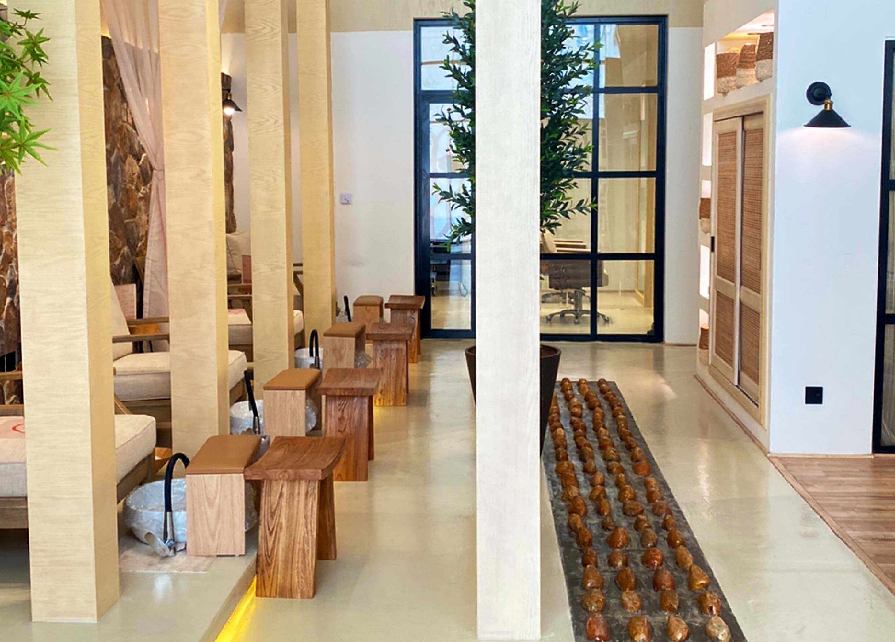 تصميم داخلي فاخر في صاليس سبا، الدمام، المنطقة الشرقية، يضفي أجواء هادئة ومريحة.