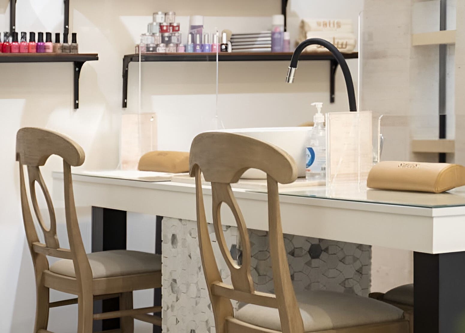 منطقة تجميل أظافر راقية في صاليس سبا، الدمام، المنطقة الشرقية، السعودية.