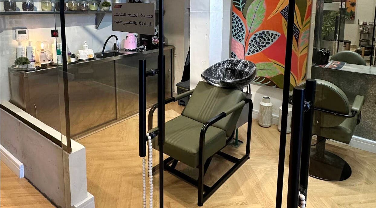 مساحة حديثة في مركز Salis Pro في الدمام، الشرقية، SA، مجهزة بمقاعد علاجية وأجواء مريحة.