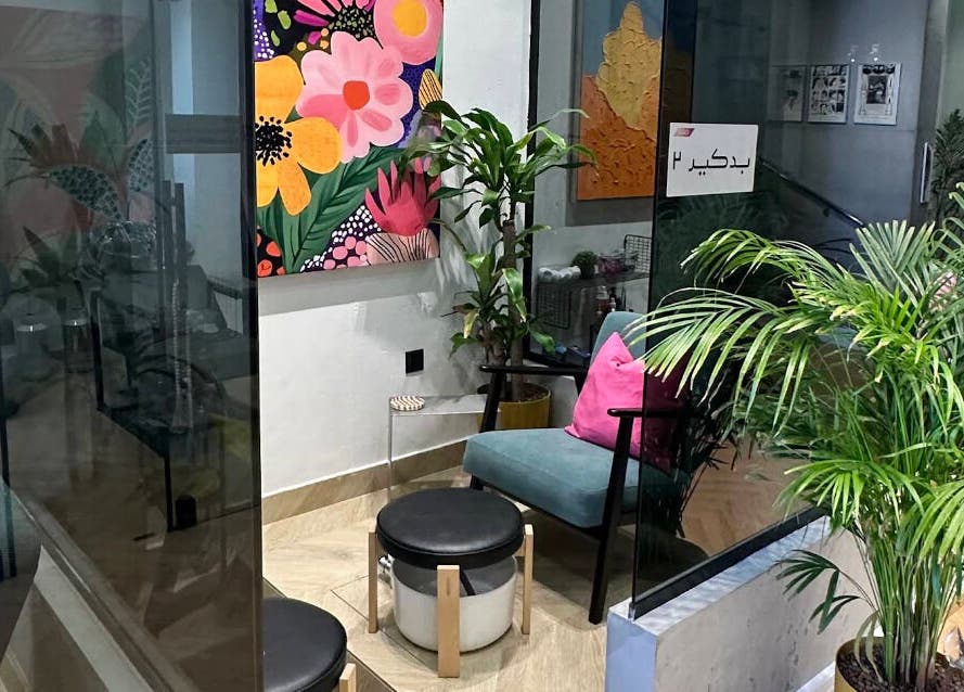 ركن استرخاء في صالون ساليس برو يضم كراسي ونباتات في الدمام، المنطقة الشرقية، SA.