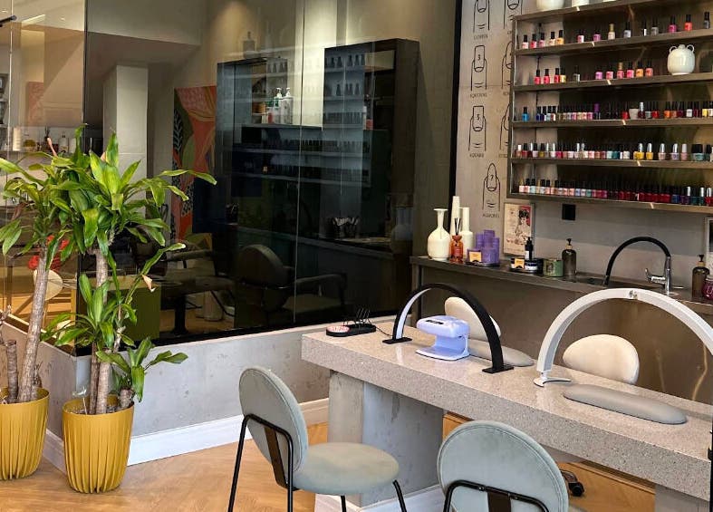 مساحة داخلية حديثة في الشعلة┃Salis مع مقاعد ومستلزمات تجميل في الدمام، الشرقية، السعودية.