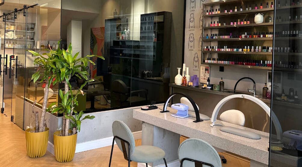 مساحة داخلية حديثة في الشعلة┃Salis مع مقاعد ومستلزمات تجميل في الدمام، الشرقية، السعودية.