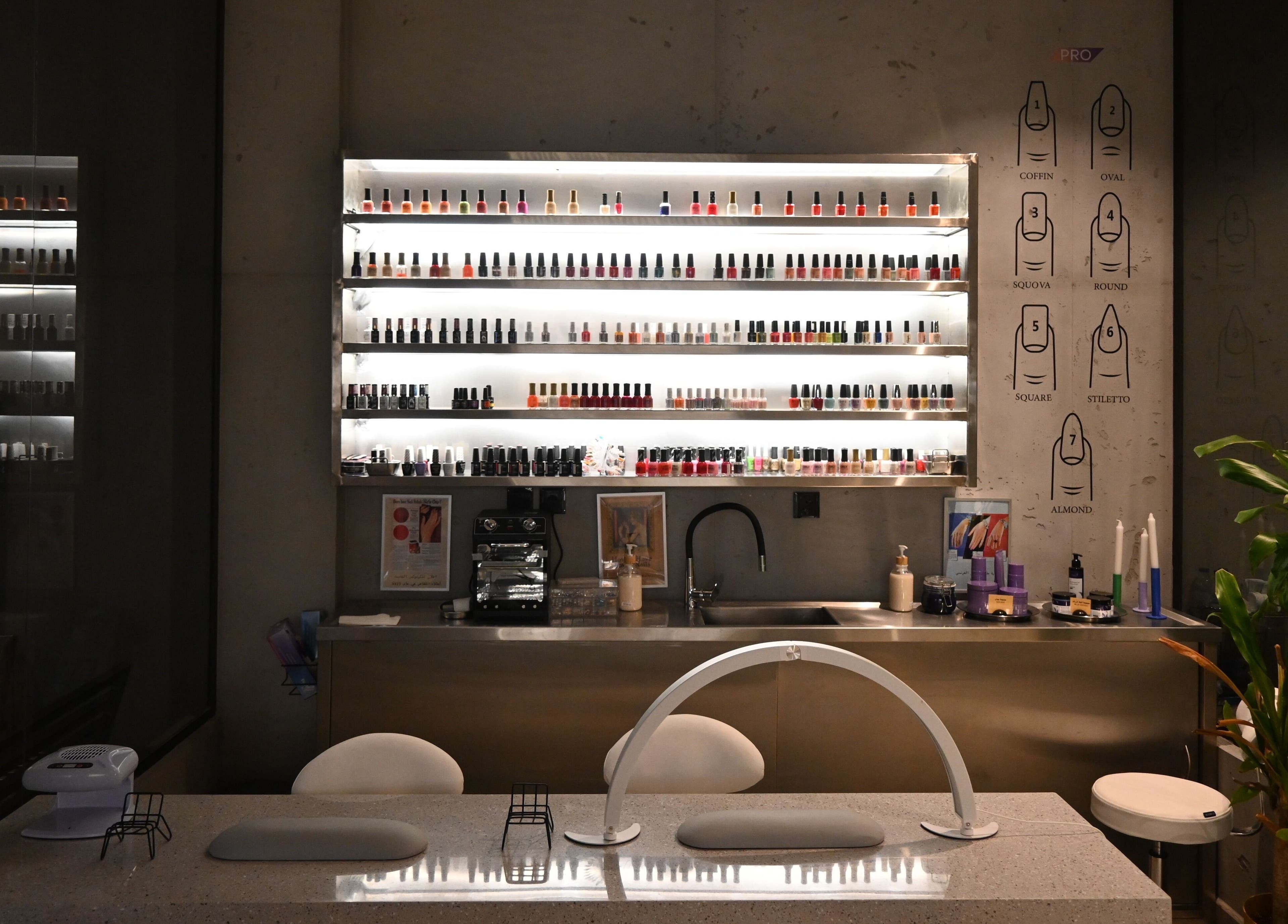 الرفوف المليئة بطلاء الأظافر في الشعلة┃Salis، الدمام، المنطقة الشرقية، المملكة العربية السعودية.