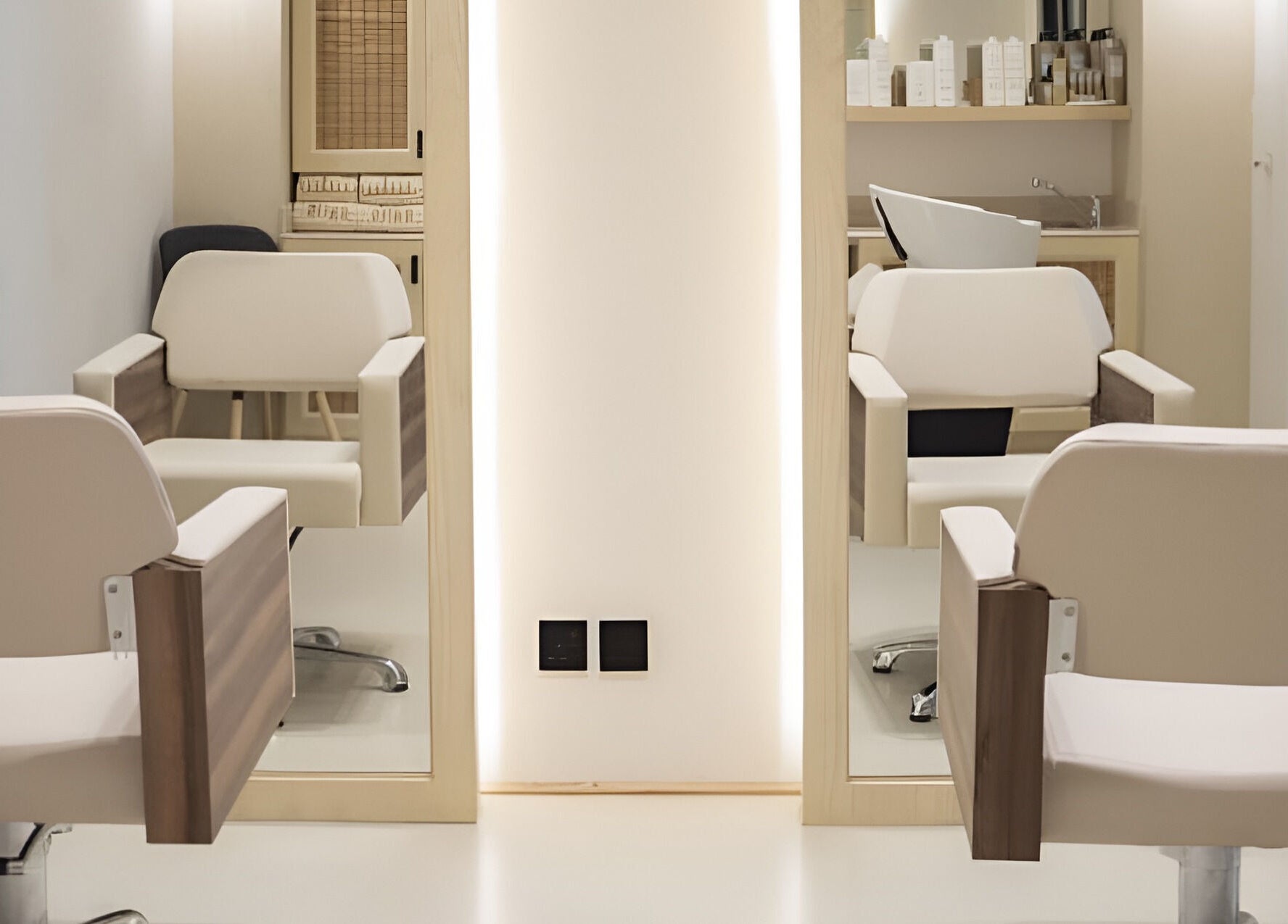 صالون الفيصلية┃Salis في الدمام، الشرقية، SA يعرض كراسي التجميل الأنيقة والتجهيزات الحديثة.