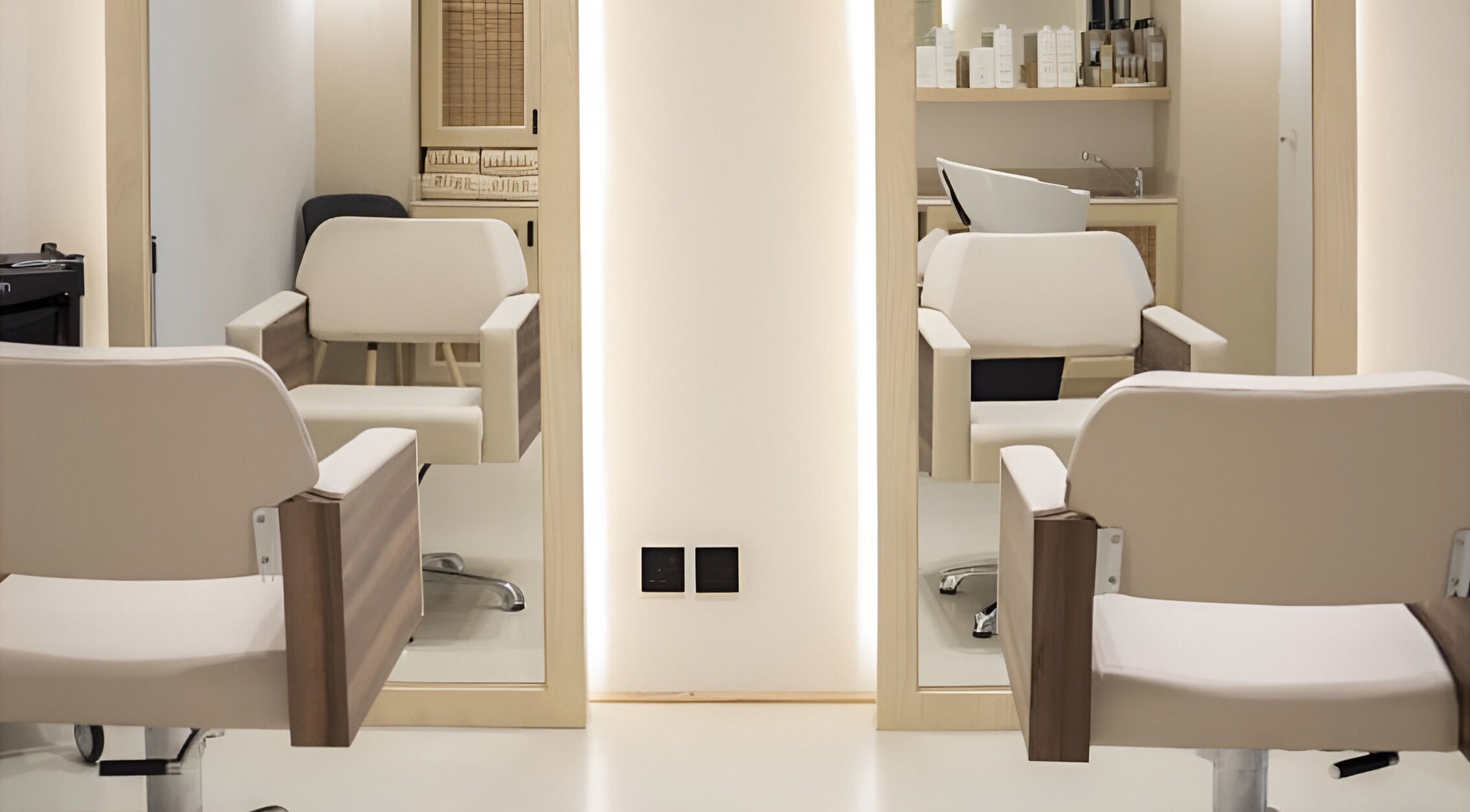 صالون الفيصلية┃Salis في الدمام، الشرقية، SA يعرض كراسي التجميل الأنيقة والتجهيزات الحديثة.