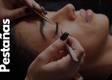 Extensión de pestañas en Arenas Beauty Studio, Bucaramanga, Santander, CO, para un look impactante.