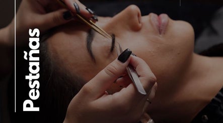 Extensión de pestañas en Arenas Beauty Studio, Bucaramanga, Santander, CO, para un look impactante.