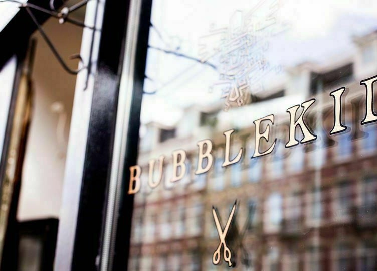 Stylish Bubblekid salon front in Amsterdam, Noord-Holland, NL with elegant scissors logo.