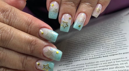 Diseño de uñas con estrellas doradas en Bonitas Villa Alemana, Villa Alemana, Valparaíso, CL.