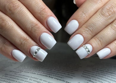 Manicura elegante en Bonitas Villa Alemana, Villa Alemana, Valparaíso, CL, con diseño blanco y pedrería.