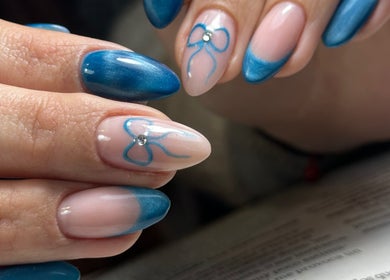 Uñas decoradas con diseño azul en Bonitas Villa Alemana, Villa Alemana, Valparaíso, CL.