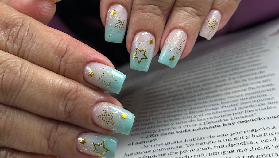 Uñas decoradas con estrellas doradas en Bonitas Villa Alemana, Villa Alemana, Valparaíso, CL.