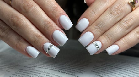 Uñas elegantes con esmalte blanco y brillo en Bonitas Villa Alemana, Villa Alemana, Valparaíso, CL.