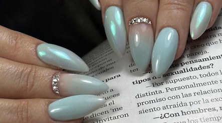 Uñas en tonos iridiscentes con gemas en Bonitas Villa Alemana, Villa Alemana, Valparaíso, CL.