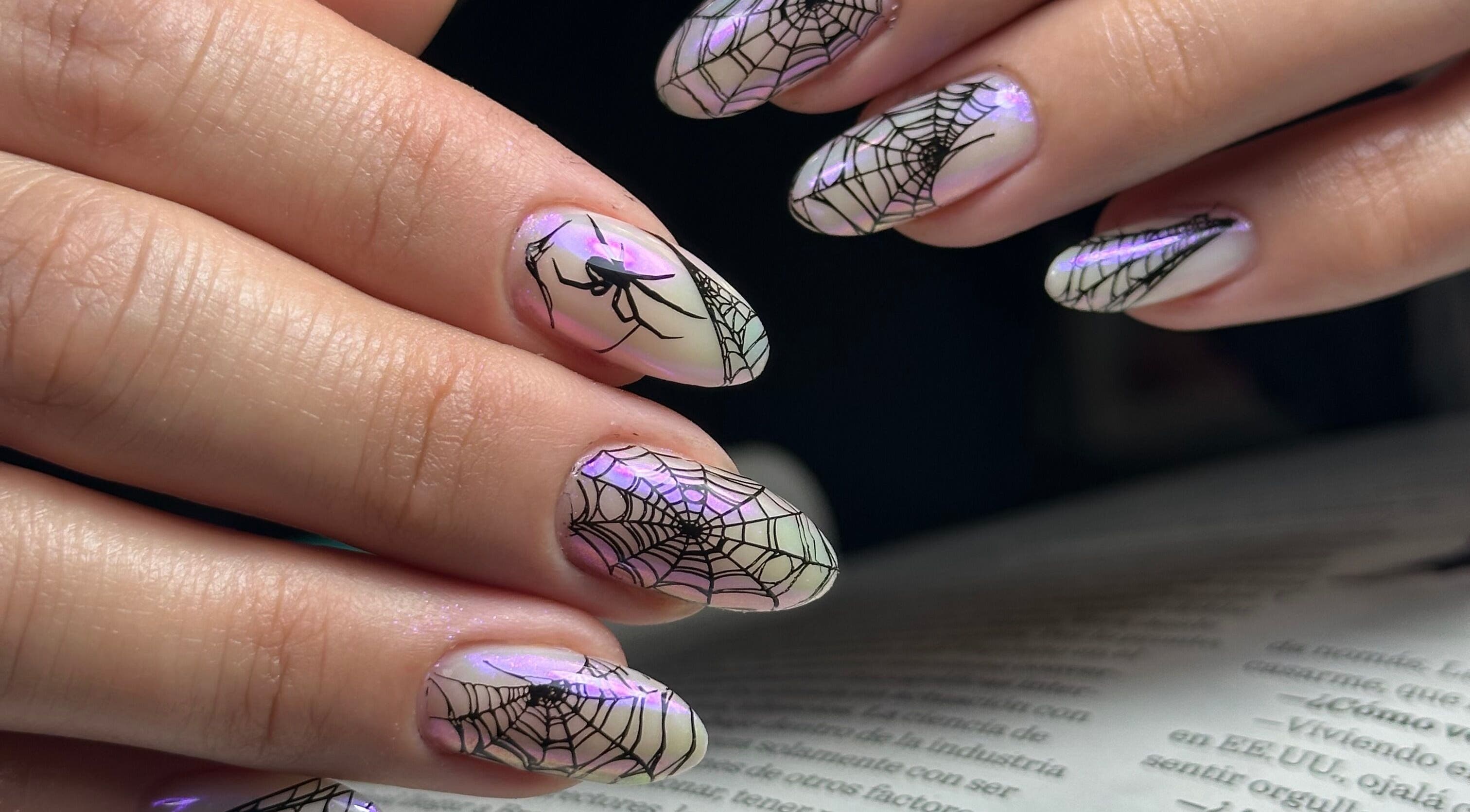 Elegante arte de uñas con diseño de telaraña en Bonitas Villa Alemana, Villa Alemana, Valparaíso, CL.
