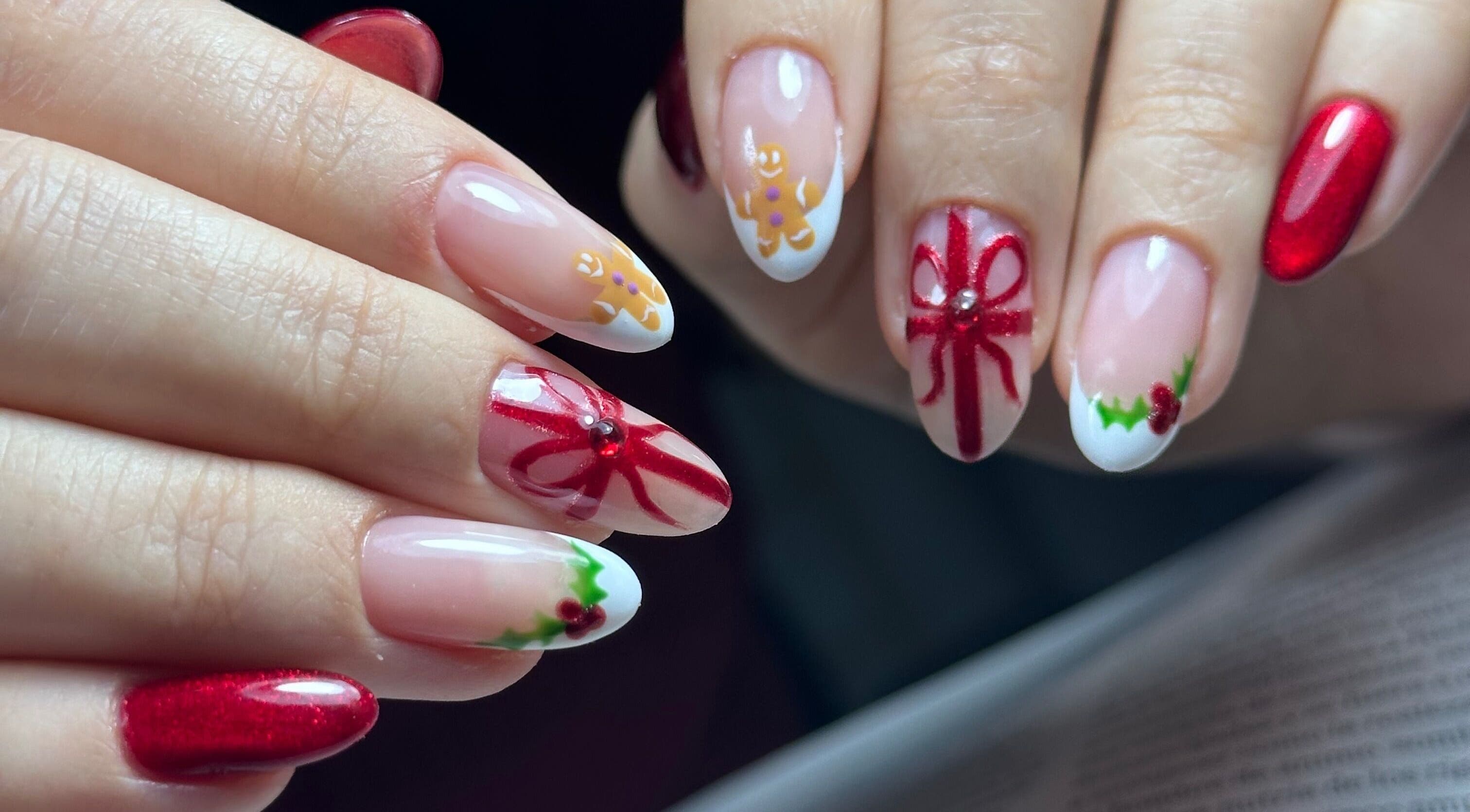 Diseño de uñas navideñas en Bonitas Villa Alemana, Villa Alemana, Valparaíso, CL.