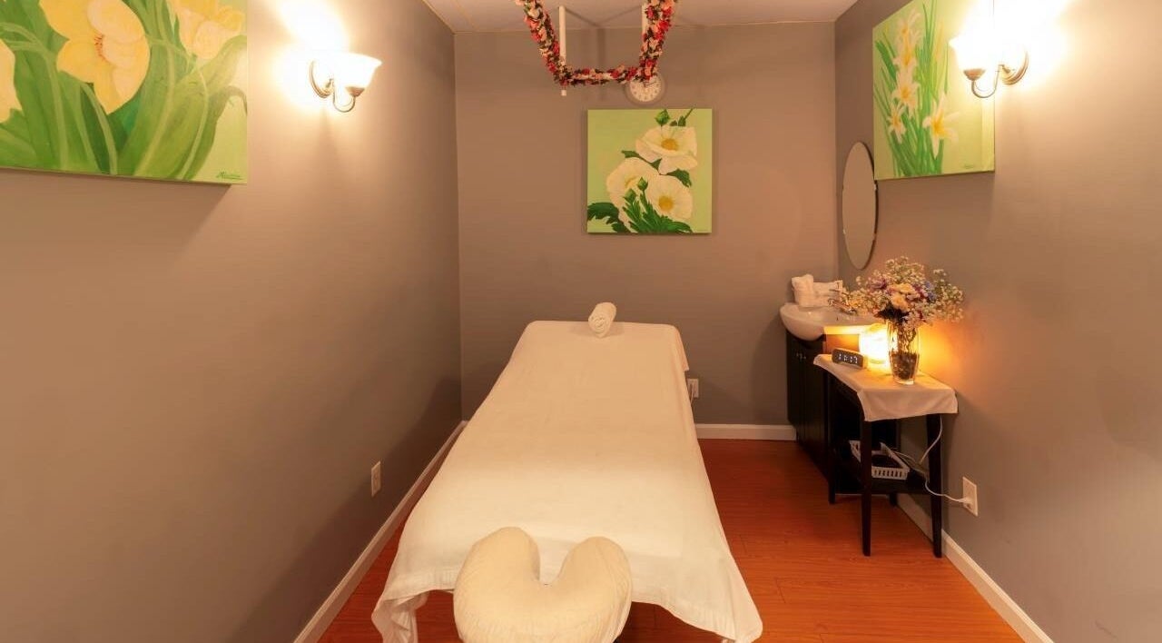 Relaxing massage room at Comfy Spa, Vancouver, British Columbia, CA. Soft lighting and floral decor enhance tranquility.